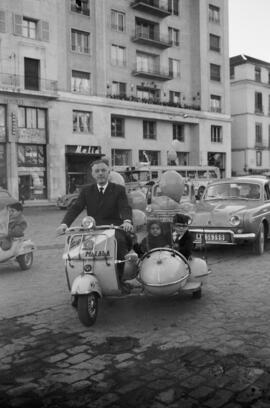 Club Vespa de Málaga. Vespistas. Calle Larios de Málaga. Diciembre de 1963