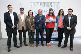 Foto de grupo previa a la conferencia "Dialogando", con Chema Alonso. Salón de actos de la E.T.S.I Informática y Telecomunicaciones. Abril de 2017