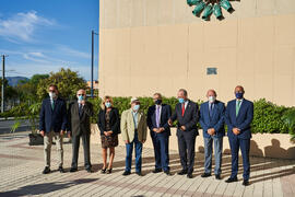 Foto de grupo. Inauguración de la escultura en homenaje a los sanitarios. Facultad de Medicina de la Universidad de Málaga. Octubre de 2021
