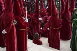 Penitentes en el acto de la Hermandad de los Estudiantes en la Catedral. Plaza del Obispo, Málaga. Abril de 2022