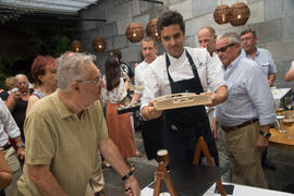 Showcooking en patio del Hotel Molina Larios. Curso "Ciencia y gastronomía. Desmontando leyendas urbanas". Cursos de Verano de la Universidad de Málaga. Málaga. Julio de 2019