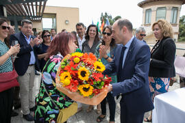 Entrega de flores a Coral Erades. Conmemoración del 30 Aniversario de la Oficina de Transferencia de Resultados de Investigación de la Universidad de Málaga (OTRI). Edificio del Rectorado. Mayo de 2019