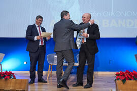 Entrega a Antonio Banderas de la distinción "Oikonomos" de la Facultad de Ciencias Económicas y Empresariales de la Universidad de Málaga. Paraninfo. Diciembre de 2024