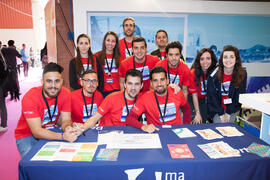 Voluntariado del estand del Deporte Universitario. Jornadas de Puertas Abiertas de la Universidad de Málaga. Complejo Polideportivo Universitario. Abril de 2016