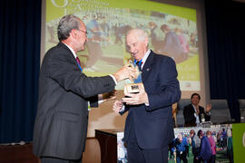 Entrega de premio "Cima-Un estilo de vida" a Juan Francisco Marcos. 6º Congreso Internacional de Actividad Física Deportiva para Mayores. Escuela Técnica Superior de Ingeniería de Telecomunicaciones y de Informática. Marzo de 2015