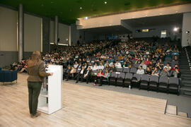 Patricia Benavides presenta la conferencia "Dialogando" con Chema Alonso. Salón de actos de la E.T.S.I Informática y Telecomunicaciones. Abril de 2017
