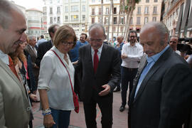 Llegada del alcalde a la inauguración de la exposición "Málaga, 50 años de la Facultad de Económicas". Calle Larios. Junio de 2015