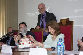 Jurado con la tarta conmemorativa del 50 aniversario de la Facultad Ciencias de Económicas y Empresariales. Jornada de clausura del I Concurso de Creación de Empresas. Facultad de Ciencias Económicas y Empresariales. Málaga. Mayo de 2015