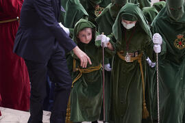 Penitentes en el acto de la Hermandad de los Estudiantes en la Catedral. Plaza del Obispo, Málaga. Abril de 2022