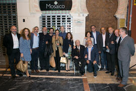 Foto de grupo. Inauguración de la placa conmemorativa de la Casa Natal de Eugenio Chicano. Málaga. Octubre de 2017