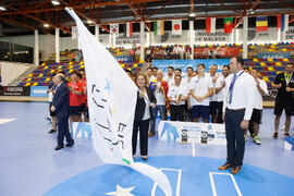 Rosaura Méndez ondea la bandera de la FISU. Ceremonia de clausura del Campeonato del Mundo Universitario de Balonmano. Antequera. Julio de 2016