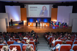 Carmen Rosa García presenta la conferencia "Dialogando" con Clara Grima. Escuela de Ingenierías Industriales de la Universidad de Málaga. Mayo de 2024