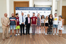 Foto de grupo previa a la presentación de la "II Gala Solidaria de Medicina". Edificio del Rectorado. Julio de 2019