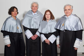 Retrato de Michelle Mattelart y Armand Mattelart junto a sus apadrinados, Ana Jorge Alonso y Bernardo Díaz Nosty, en la investidura como Doctores "Honoris Causa" por la Facultad de Ciencias de la Comunicación de la Universidad de Málaga. Abril de 2014