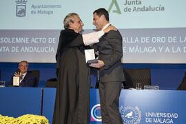 José Ángel Narváez y Juan Manuel Moreno. Imposición de la Medalla de Oro de la Universidad de Málaga a la Junta de Andalucía. Paraninfo. Noviembre de 2023