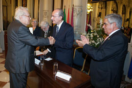 Francisco de la Torre felicita a Eugenio Chicano por su nombramiento como miembro de la Real Academia de Bellas Artes de San Telmo. Salón de los Espejos, Ayuntamiento de Málaga. Septiembre de 2016
