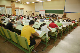 Examen en el aula Magna de la Facultad de Económicas y Empresariales. Olimpiada Española de Economía, Fase Nacional. Málaga. Junio de 2015