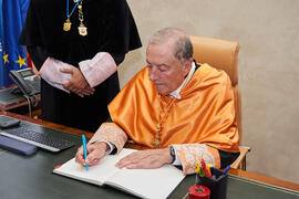 Firma del libro de honor. Investidura de Jorge Martínez-Vázquez como Doctor "Honoris Causa" por la Universidad de Málaga. Edificio del Rectorado. Julio de 2025