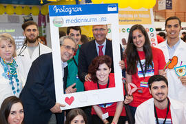 Photocall en el estand de la Facultad de Medicina. Jornadas de Puertas Abiertas de la Universidad de Málaga. Complejo Polideportivo Universitario. Abril de 2016