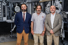 Mariano Ruiz, Ángel Idígoras y Eugenio Luque. Inauguración del mural de Idígoras en la Facultad de Ciencias Económicas y Empresariales de la Universidad de Málaga. Campus de El Ejido. Junio de 2022