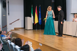 La soprano Ascensión Padilla y el pianista Ernesto Gabaldón tras su actuación. Graduación y clausura del curso del Aula de Mayores de la Universidad de Málaga. Campus de Teatinos. Junio de 2018
