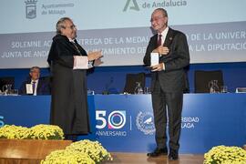 Entrega de la Medalla de Oro de la Universidad de Málaga al Ayuntamiento de la capital. Paraninfo. Noviembre de 2023