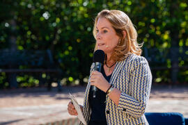 Theresa Zabell en su conferencia del ciclo "Dialogando". Jardín Botánico de la Universidad de Málaga. Mayo de 2021