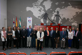 Foto de grupo tras la inauguración de la jornada de celebración del décimo Aniversario de la colaboración de la Universidad de Málaga y la Universidad Nacional de Incheon. Complejo de Estudios Sociales y Comercio. Octubre de 2019