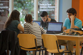 Ambiente en la facultad de Ciencias Económicas y Empresariales. Campus de El Ejido. Mayo de 2015