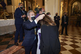 Entrega de medalla de la Cofradía de los Estudiantes. Misa de Lunes Santo. Iglesia de San Agustín. Abril de 2022