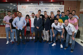 Foto de grupo. Inauguración de la exposición "Málaga en el Objetivo". Complejo Polideportivo Universitario. Mayo de 2019