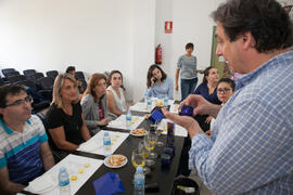 Cata de aceite. Seminario "Emprende 21". Mesa redonda "Emprendimiento femenino en la gastronomía". Facultad de Ciencias Económicas y Empresariales. Octubre de 2016
