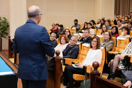 José Pablo Lara Muñoz presenta la conferencia "Dialogando para desmontar mitos sobre nutrición", con Aitor Sánchez. Facultad de Medicina. Marzo de 2017
