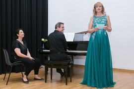 La soprano Ascensión Padilla y el pianista Ernesto Gabaldón tras su actuación. Graduación y clausura del curso del Aula de Mayores de la Universidad de Málaga. Campus de Teatinos. Junio de 2018
