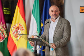 Eugenio José Luque. Inauguración del mural de Ángel Idígoras en la Facultad de Ciencias Económicas y Empresariales de la Universidad de Málaga. Campus de El Ejido. Junio de 2022