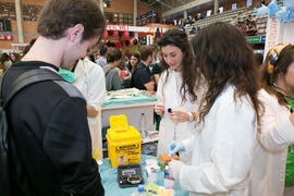 Estand de la Facultad de Medicina. Jornadas de Puertas Abiertas de la Universidad de Málaga. Complejo Polideportivo Universitario. Abril de 2018