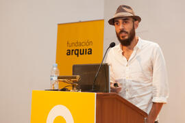 Carles Oliver Barceló. Presentación del proyecto "Ecobarrio UAC2 en Campos, Mallorca". V Foro Arquia/Próxima 2016: Futuro Imperfecto. Paraninfo. Octubre de 2016