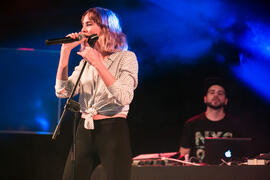 Concierto de Brisa Fenoy. Espectáculo benéfico en los Cursos de Verano de la Universidad de Málaga. Marbella. Julio de 2018