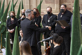 Santiago Otero dirige la Orquesta Málaga Camerata. Acto de la Hermandad de los Estudiantes en la Catedral. Plaza del Obispo, Málaga. Abril de 2022