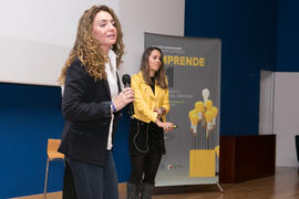 Macarena Parrado presenta el seminario "Emprende 21" con Míriam García y Sara Carmona. Paraninfo. Noviembre de 2017