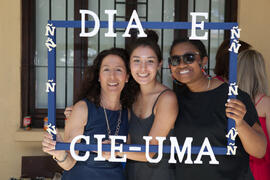 La profesora Yolanda Domínguez con dos alumnas en la fiesta del Día del Español. Centro Internacional de Español de la Universidad de Málaga. Junio de 2016