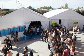 Carpas para charlas informativas. Jornadas de Puertas Abiertas de la Universidad de Málaga. Complejo Polideportivo Universitario. Abril de 2016