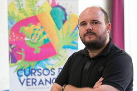 Niño de Elche en fotocall. Curso "Tres generaciones de la música Pop española". Cursos de Verano de la Universidad de Málaga. Málaga. Julio de 2018