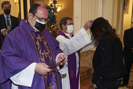 Entrega de medalla de la Cofradía de los Estudiantes. Misa de Lunes Santo. Iglesia de San Agustín. Abril de 2022