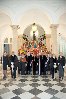 El equipo de gobierno y otros miembros de la Universidad de Málaga momentos previos de salir en la estación de penitencia de la Hermandad de los Estudiantes. Abril de 2014