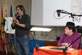 Ángel Idígoras y Juan Luis Rubiales en el espectáculo "Espejismos en su tinta. Magia dibujada". Facultad de Ciencias Económicas y Empresariales. Marzo de 2016