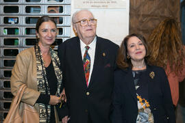 Foto de grupo. Inauguración de la placa conmemorativa de la Casa Natal de Eugenio Chicano. Málaga. Octubre de 2017