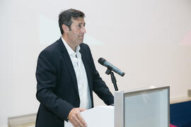 Ernesto Pimentel presenta la conferencia "Dialogando" con Chema Alonso. Salón de actos de la E.T.S.I Informática y Telecomunicaciones. Abril de 2017