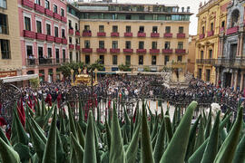 Tronos en el acto de la Hermandad de los Estudiantes en la Catedral. Plaza del Obispo, Málaga. Abril de 2022