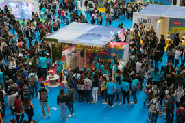 Estands de las facultades de Turismo y Educación. Jornadas de Puertas Abiertas de la Universidad de Málaga. Complejo Polideportivo Universitario. Marzo de 2017